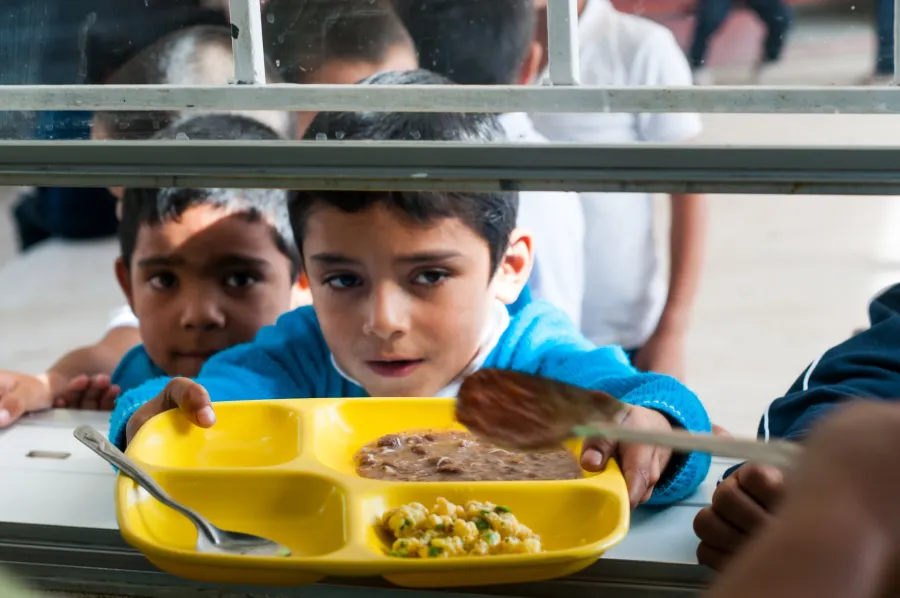 Niños comiendo en la escuela en Feed the Hungry San Miguel